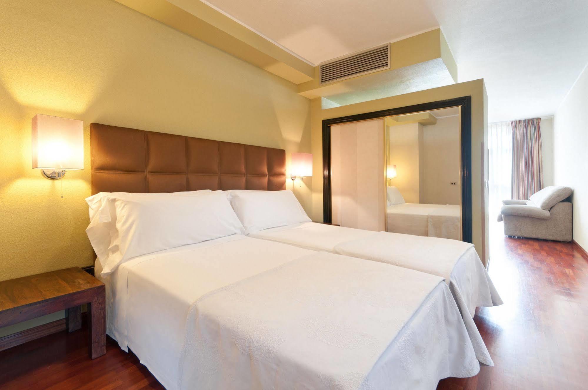 Tryp Valladolid Sofia Parquesol Hotel Oda fotoğraf